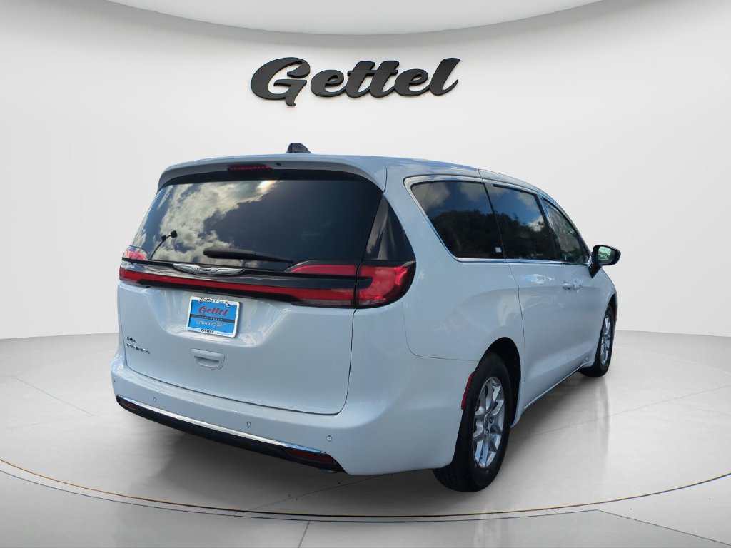 Used 2025 Chrysler Pacifica Select FWD image 5