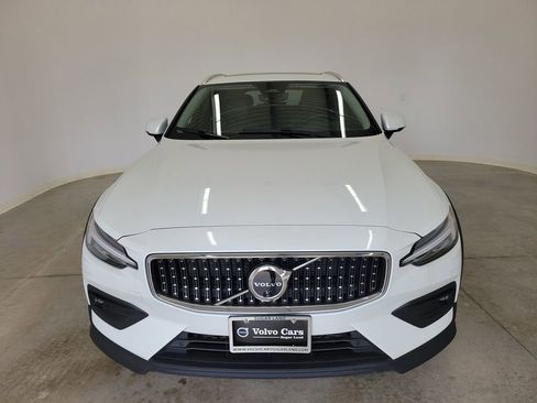 Used 2025 Volvo V60 B5 Cross Country Plus AWD/4WD image 2