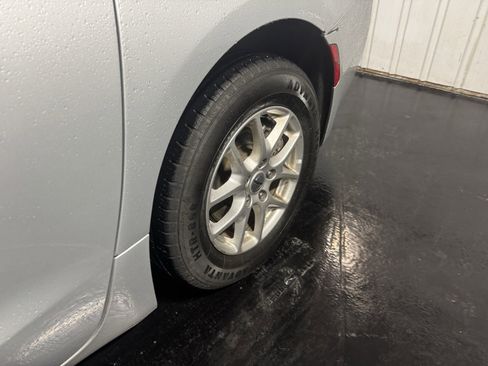 Used 2024 Chrysler Pacifica Touring-L image 10