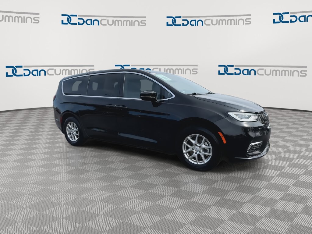 Used 2025 Chrysler Pacifica Select FWD image 2