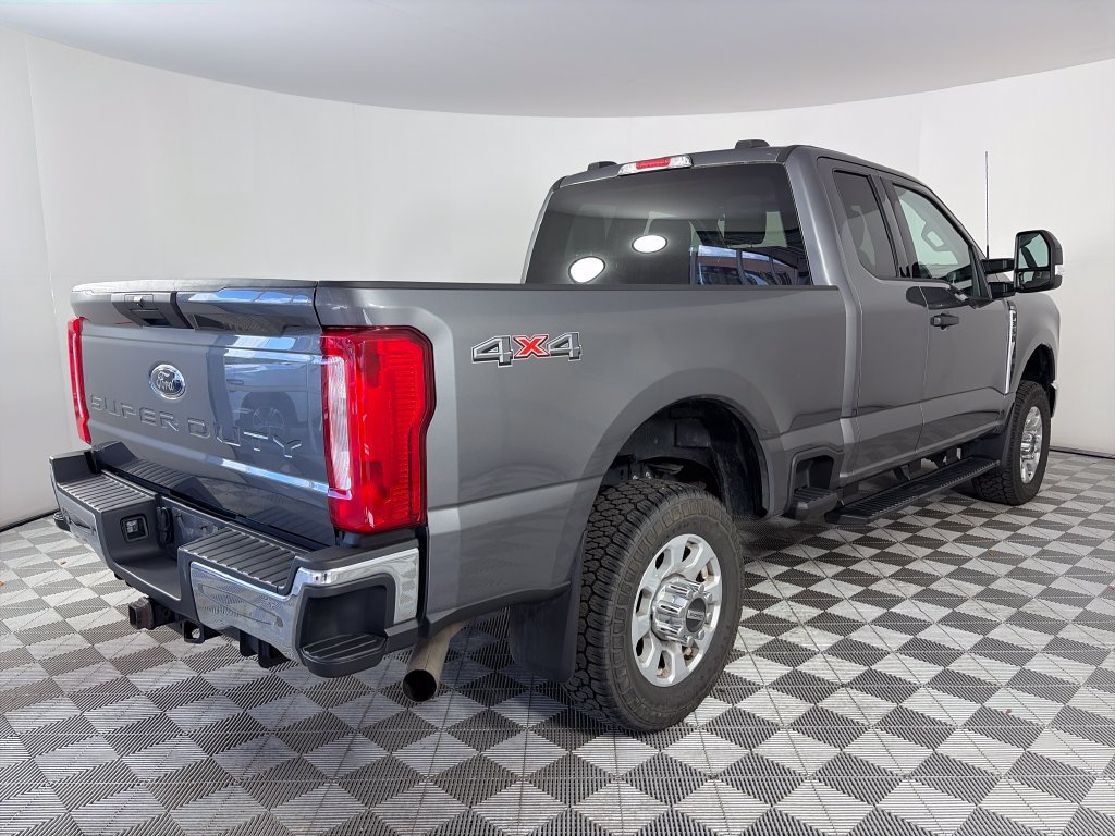 Used 2023 Ford F350 XLT AWD/4WD image 7