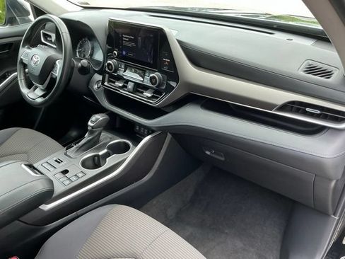 Used 2023 Toyota Highlander LE AWD/4WD image 17