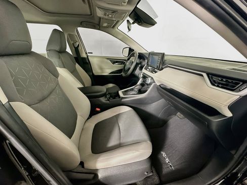 Used 2021 Toyota RAV4 XLE w/ Convenience Package FWD image 31