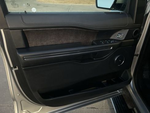 Used 2020 Ford Expedition Limited image 12