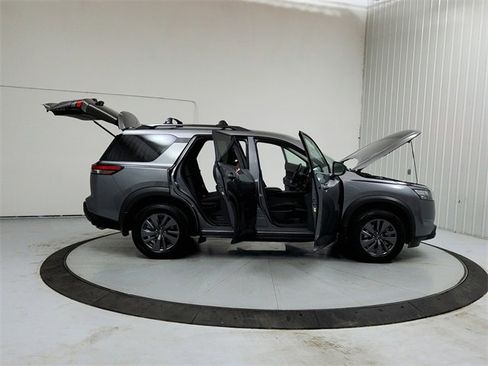 Used 2024 Nissan Pathfinder SV image 16