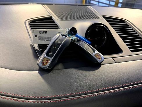 Certified 2022 Porsche Cayenne Platinum Edition image 21