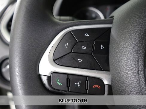 Used 2019 Jeep Renegade Latitude FWD image 4