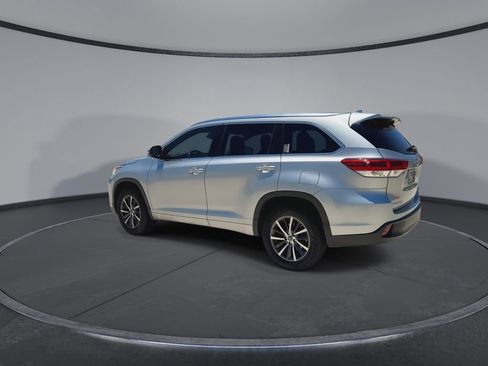 Used 2018 Toyota Highlander XLE FWD image 6