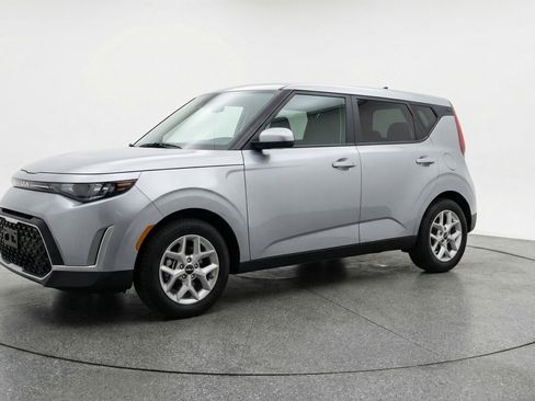 Used 2025 Kia Soul LX w/ LX Technology Package image 3