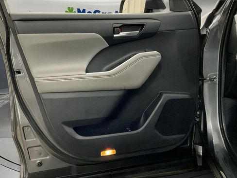 Used 2021 Toyota Highlander XLE image 25