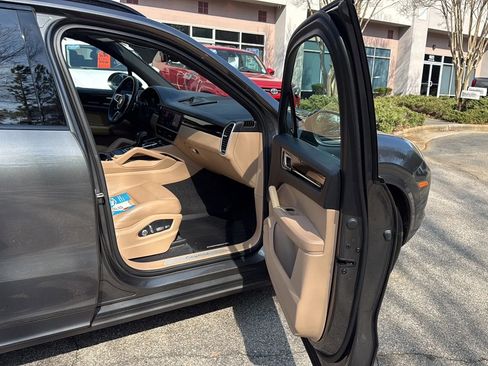 Used 2020 Porsche Cayenne image 20