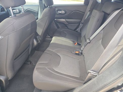 Used 2019 Jeep Cherokee Latitude w/ Popular Appearance Group FWD image 14