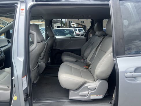 Used 2019 Toyota Sienna LE FWD image 12