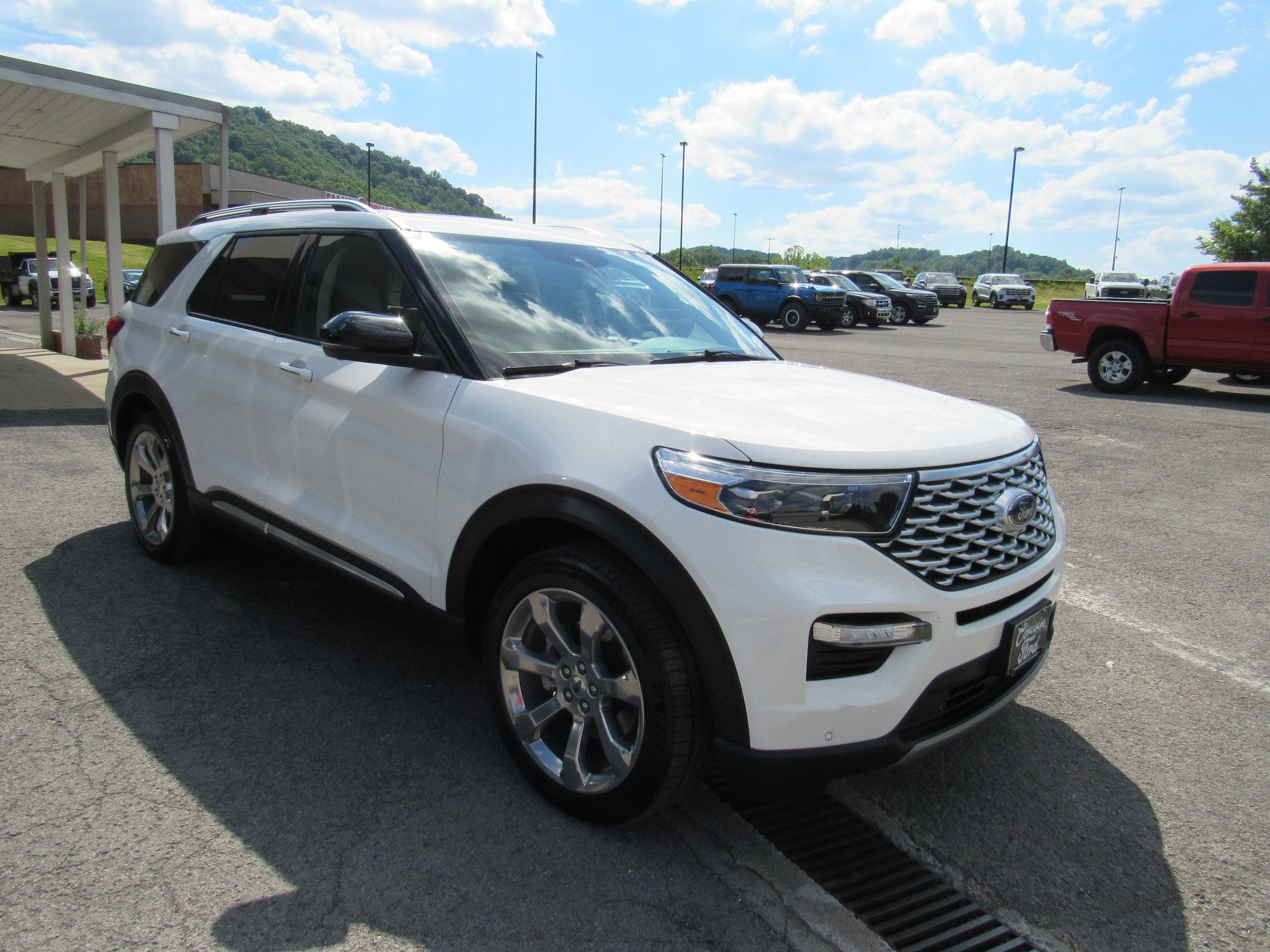 Used 2020 Ford Explorer Platinum w/ Premium Technology Package AWD/4WD image 4