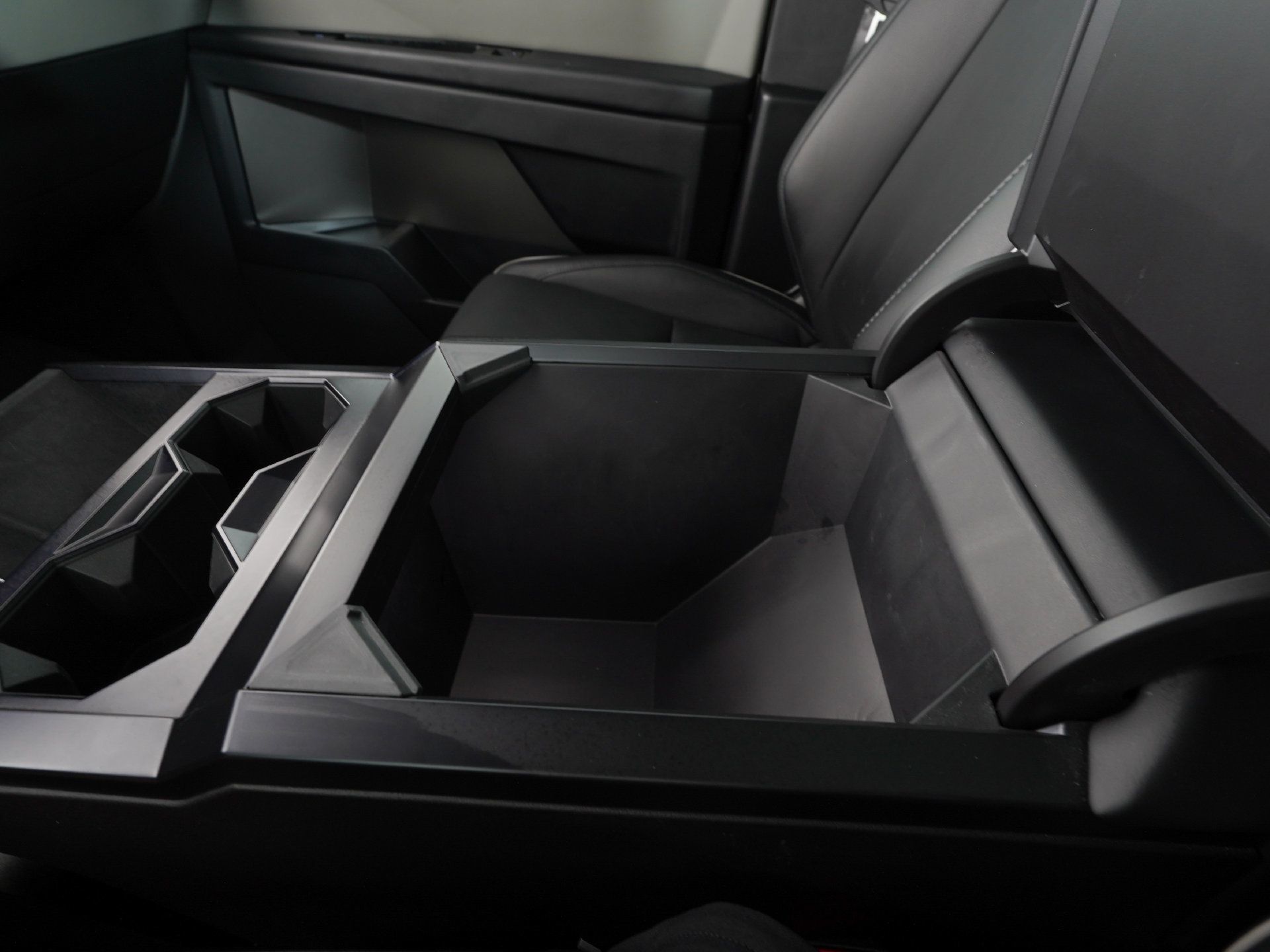 Used 2025 Tesla Cybertruck AWD Crew Cab image 33