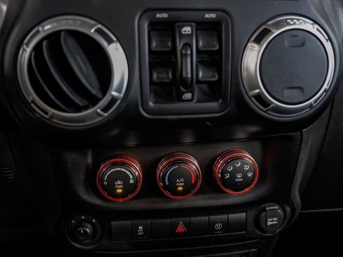 Used 2016 Jeep Wrangler Unlimited Sahara w/ Connectivity Group AWD/4WD image 25