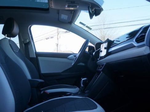 Certified 2025 Volkswagen Taos SE w/ Panoramic Sunroof Package image 50