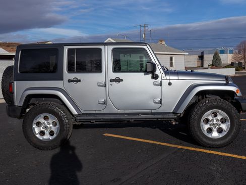 Used 2014 Jeep Wrangler Unlimited Sahara w/ Connectivity Group AWD/4WD image 2