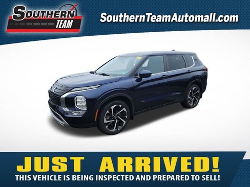 Used 2023 Mitsubishi Outlander SE image 1