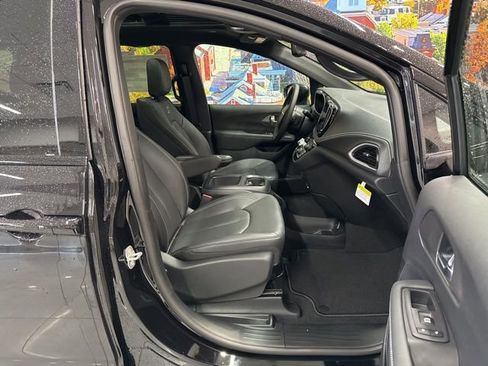 New 2026 Chrysler Pacifica Select w/ S Appearance Package image 50