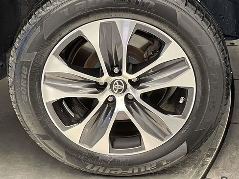 Used 2020 Toyota Highlander XLE image 12