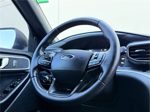 Used 2020 Ford Explorer XLT w/ Equipment Group 202A AWD/4WD image 17