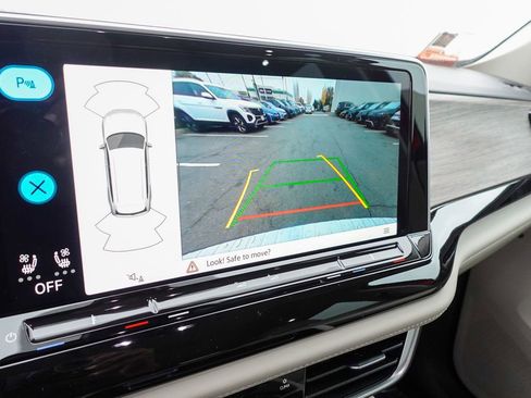 Certified 2025 Volkswagen Atlas SEL image 23