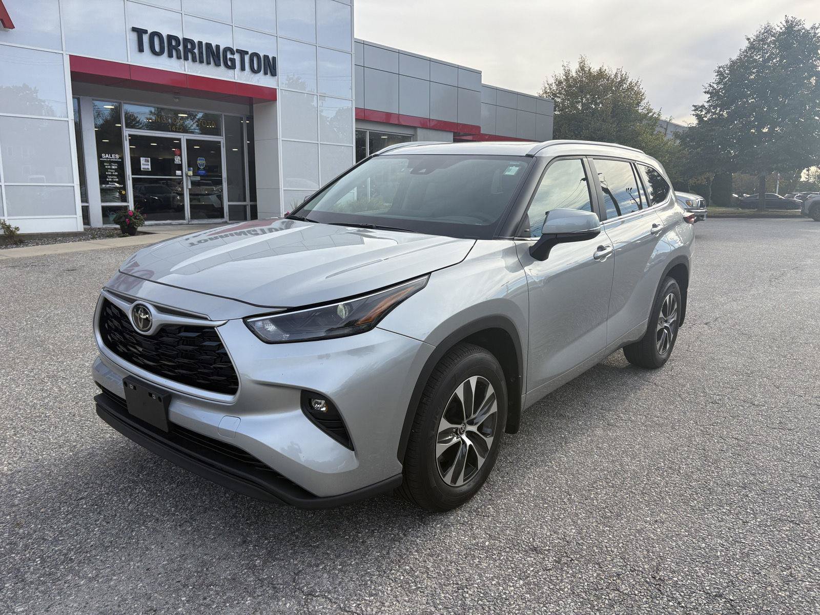 Used 2025 Toyota Highlander XLE AWD/4WD image 3