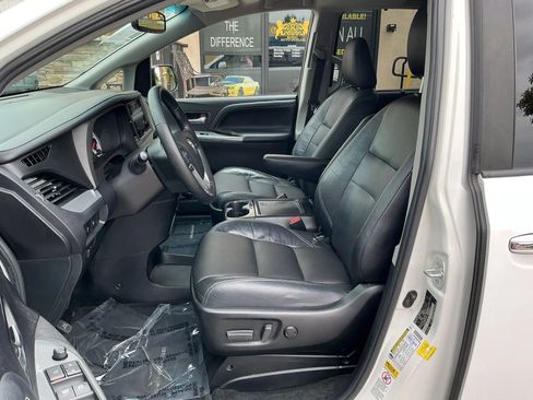 Used 2015 Toyota Sienna SE w/ SE Preferred Package FWD image 9
