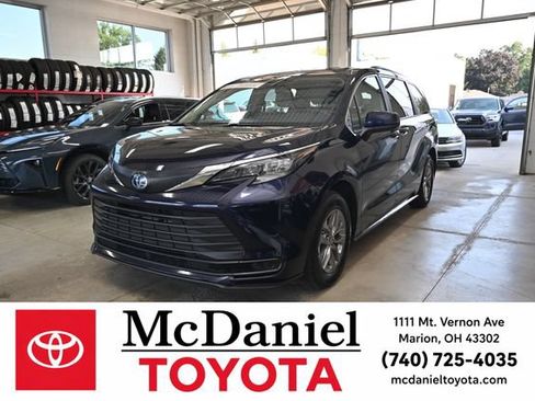 Certified 2025 Toyota Sienna LE AWD/4WD image 1