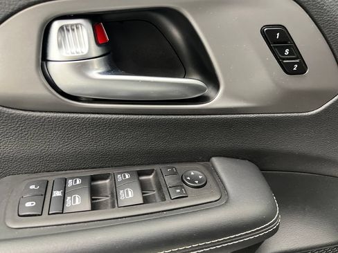 Used 2025 Chrysler Pacifica Select FWD image 15