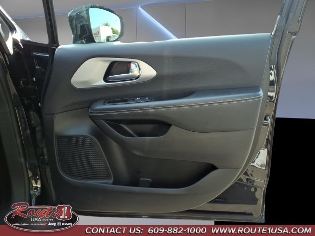 Used 2025 Chrysler Pacifica Limited FWD image 27