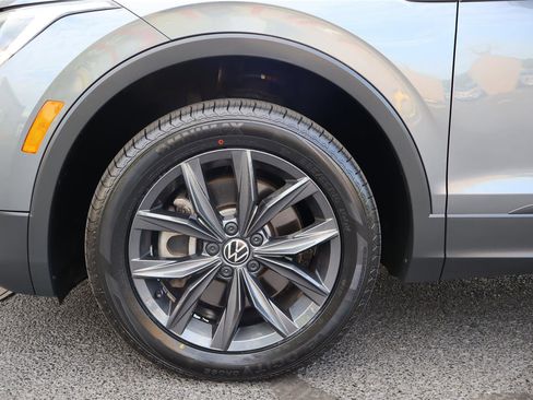 Certified 2022 Volkswagen Tiguan SE w/ Panoramic Sunroof Package AWD/4WD image 11