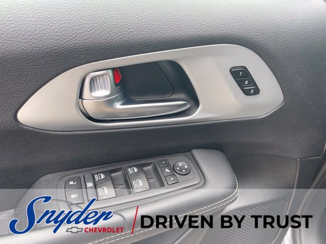 Used 2025 Chrysler Pacifica Limited FWD image 6