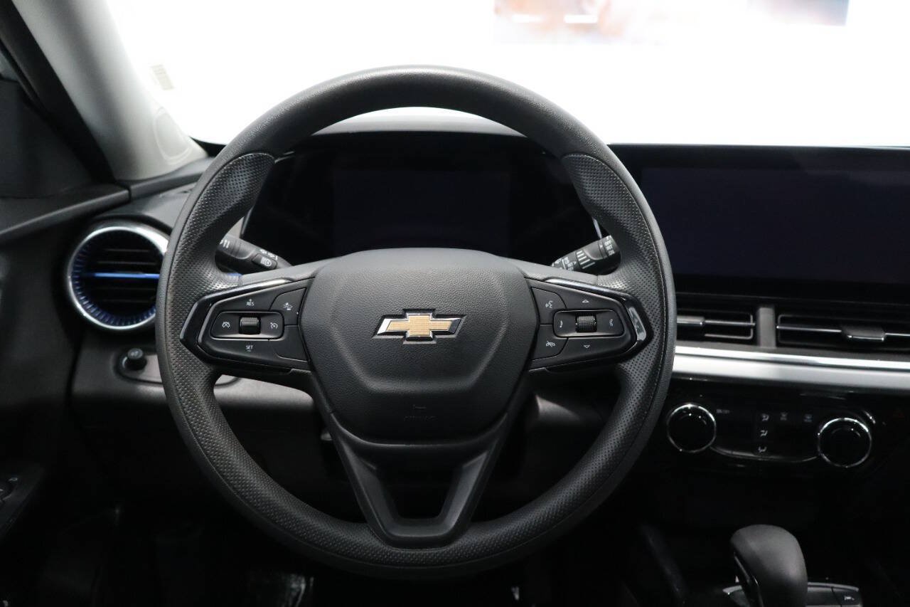 Used 2024 Chevrolet Trax LT FWD image 16