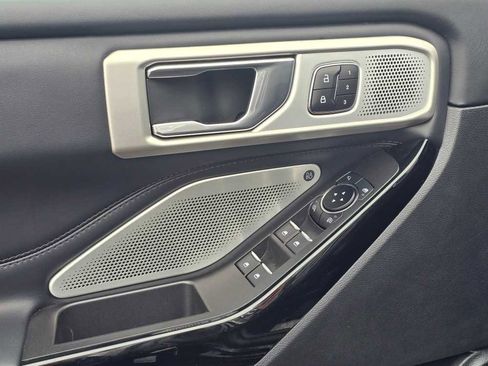 Used 2023 Ford Explorer Platinum w/ Technology Package image 15