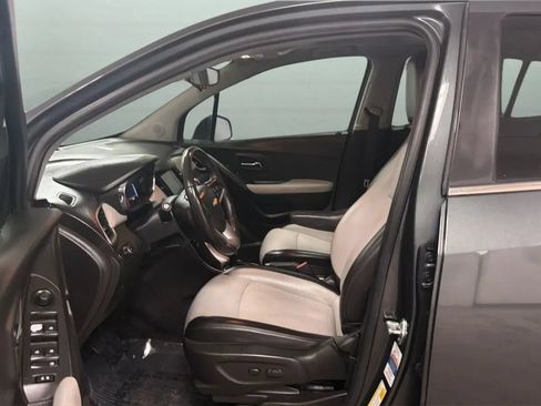 Used 2017 Chevrolet Trax LT w/ Sun & Sound Package FWD image 21