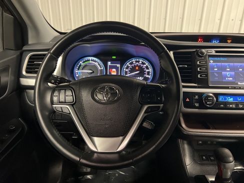 Used 2019 Toyota Highlander XLE image 14