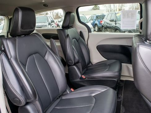 Used 2023 Chrysler Pacifica Touring-L image 22