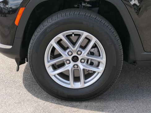 Used 2023 Jeep Grand Cherokee L Laredo AWD/4WD image 9