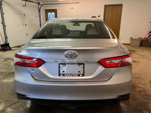 Used 2018 Toyota Camry LE image 9