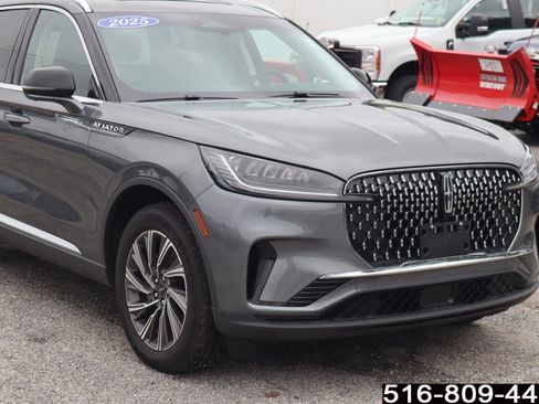 Used 2025 Lincoln Aviator AWD image 4
