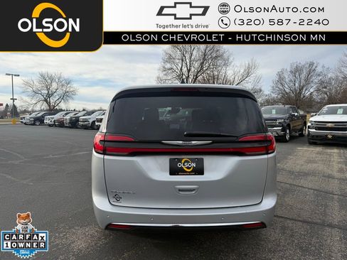 Used 2024 Chrysler Pacifica Touring-L image 4