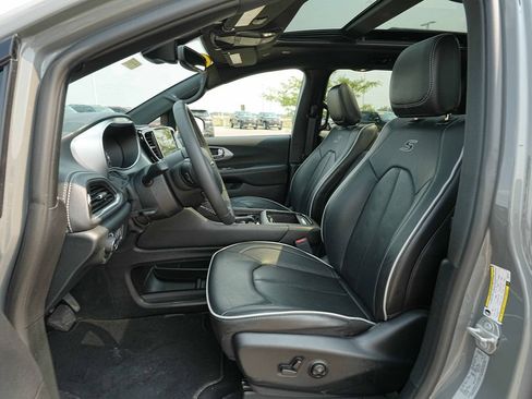 Used 2025 Chrysler Pacifica Limited FWD image 17