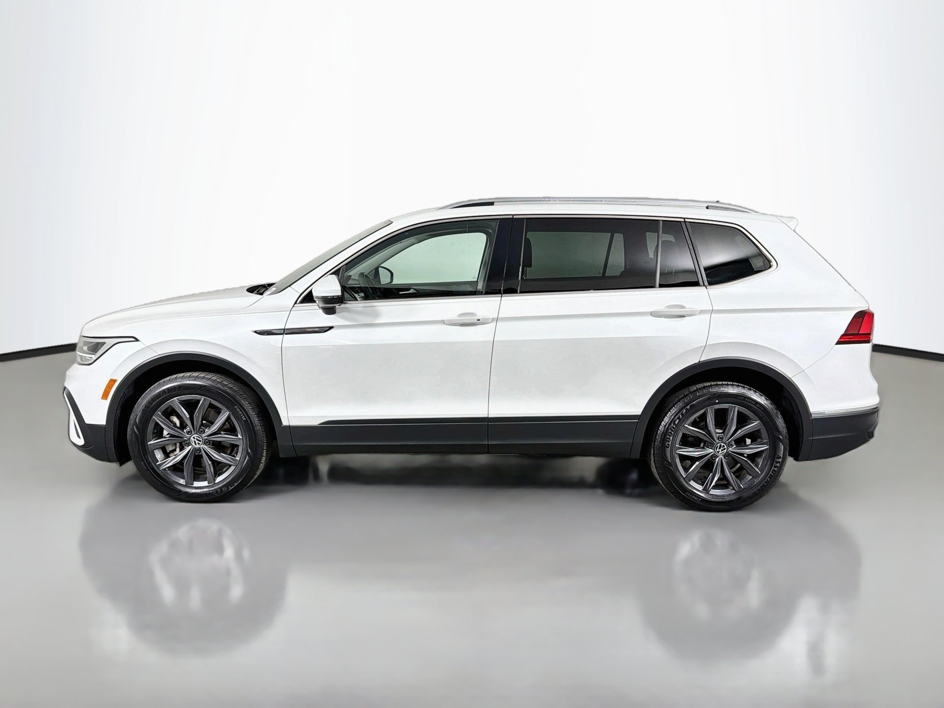 Certified 2023 Volkswagen Tiguan SE FWD image 8