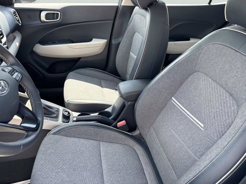 Used 2020 Hyundai Venue FWD image 22