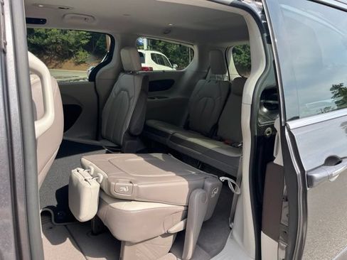 Used 2019 Chrysler Pacifica Touring-L w/ Advanced Safetytec Group FWD image 11