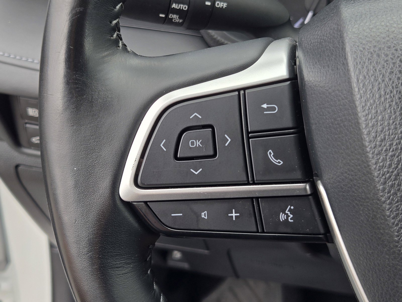 Used 2023 Toyota Highlander LE FWD image 24