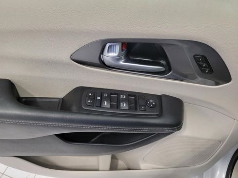 Used 2024 Chrysler Pacifica Touring-L image 26