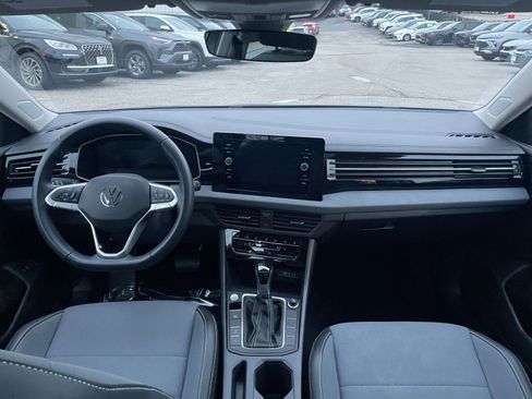 Used 2025 Volkswagen Jetta SE image 32